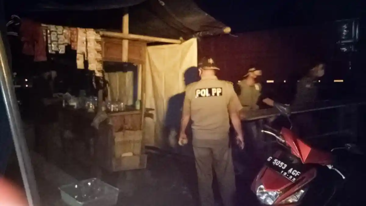 Masih Banyak yang Membandel, Warung Makan dan PKL Langgar Aturan PSBB di Tegal