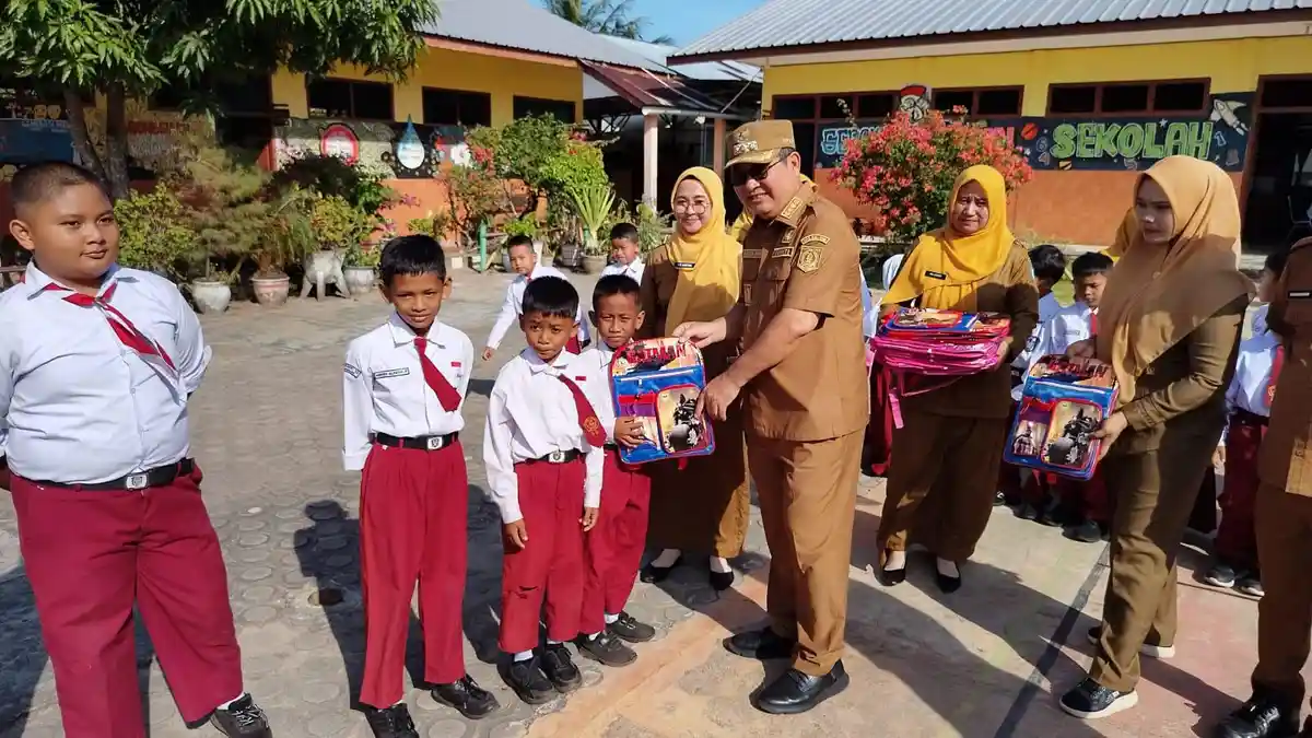 Pantau Hari Pertama MPLS, Bupati Belitung Timur Bagikan 40 Paket Tas Sekolah - Posbelitung.co