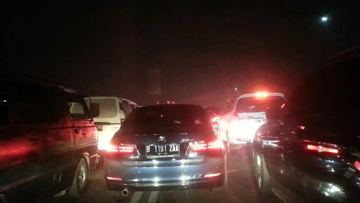 Kendaraan Terjebak Antrean Parah di Sekitar Gerbang Tol Cikarang Utama Kamis Dinihari