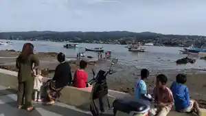 Warga-berkumpul-di-lokasi-penemuan-mayat-pria-di-kawasan-RTH-Papalimba-Kota-Kendari.jpg