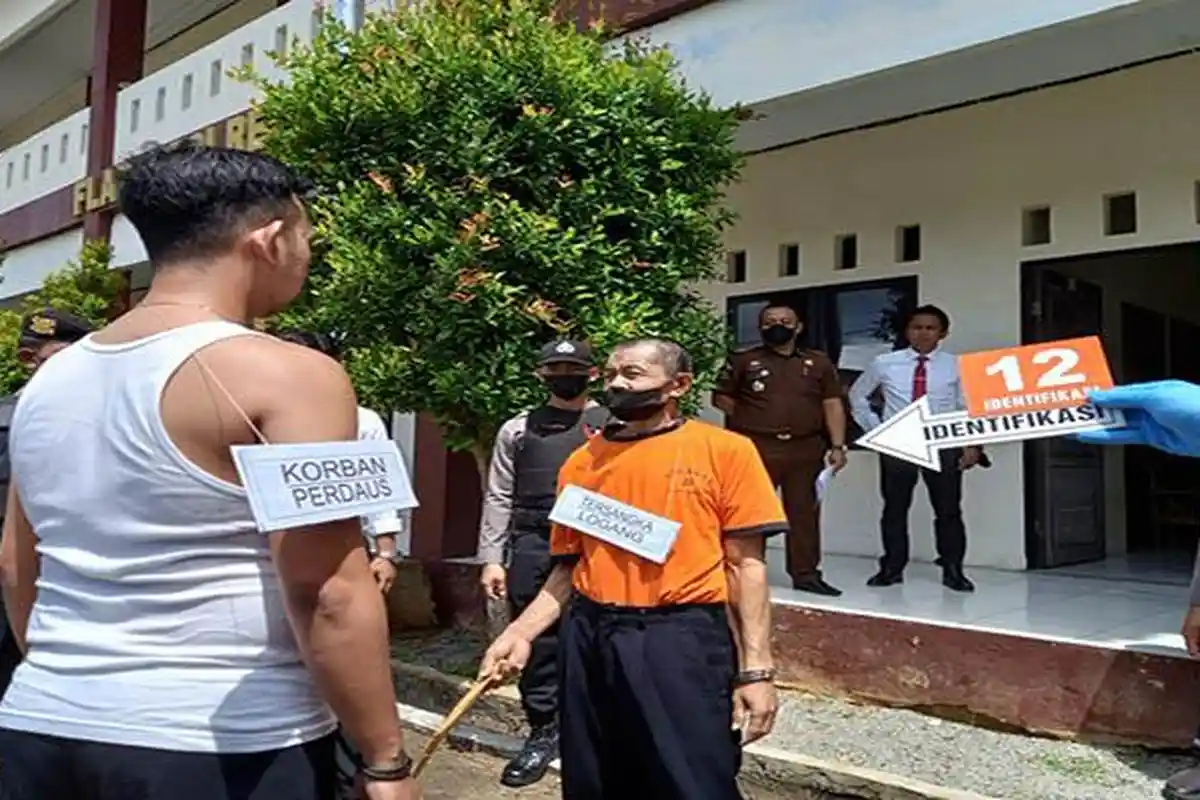 Rekonstruksi Kasus Menantu Bunuh Mertua di Sambas, Dilatarbelakangi Aksi Tidak Senonoh Pelaku