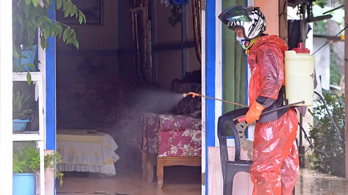 Cegah Corona, Masyarakat Wajok Hilir Secara Swadaya Semprotkan Disinfektan