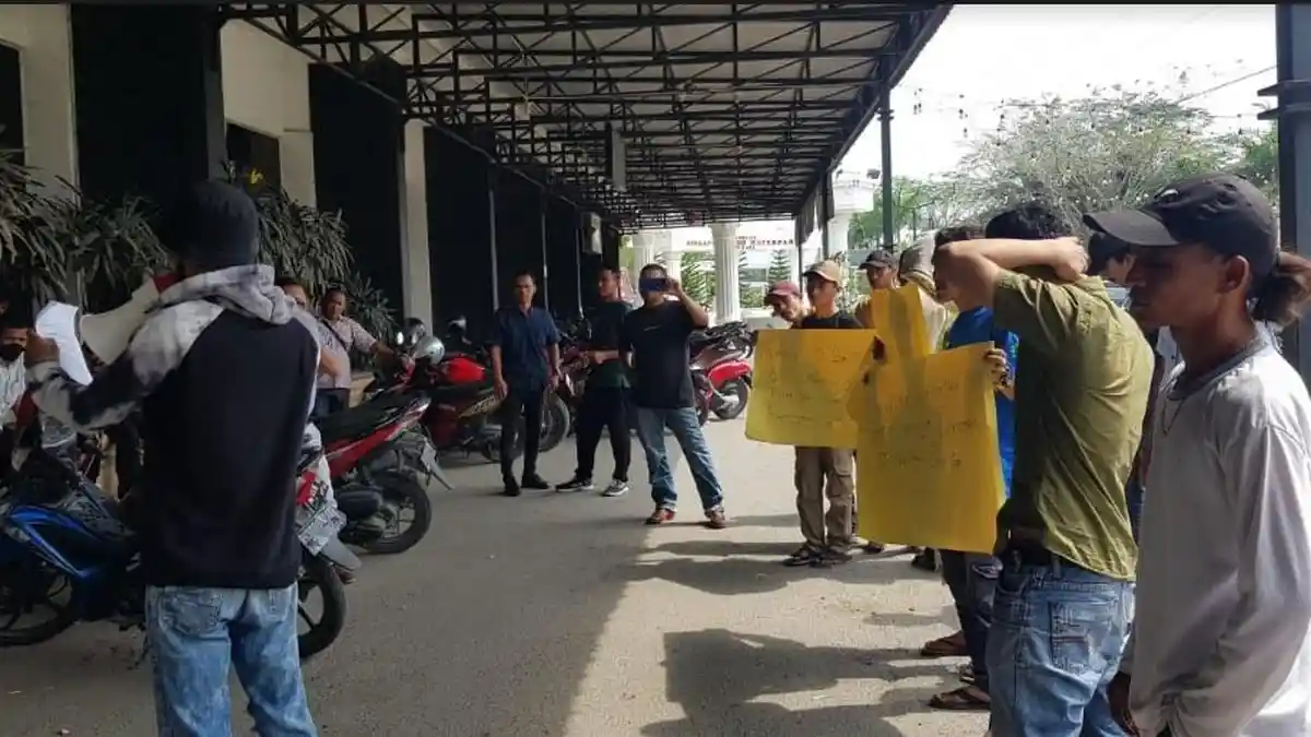 Unjuk Rasa Warnai Pelantikan PPK di Batubara, Pendemo Menduga Komisioner KPU akan Maju Bacaleg