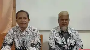 GURU-REHABILITASI-Mantan-Kepala-SMAN-1-Luwu-Utara-Rasnal-kiri.jpg