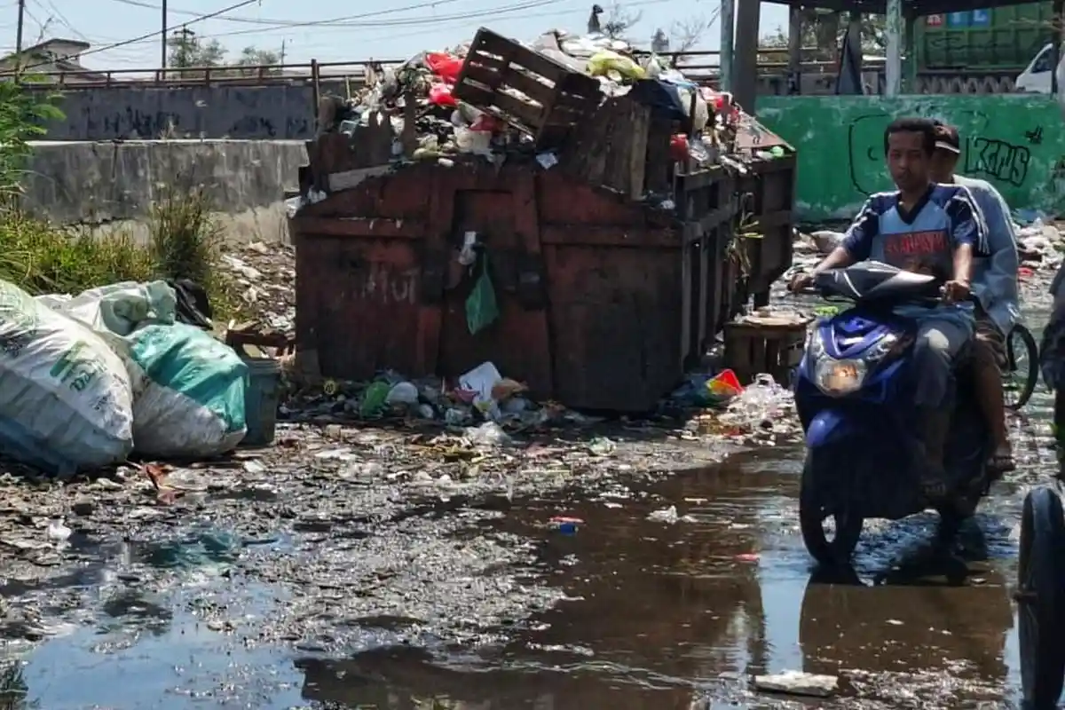 Horor di TPS Kalibaru Timur Semarang: Bau Sampah Menyengat, Jalan Licin Bikin Pengendara Terjatuh