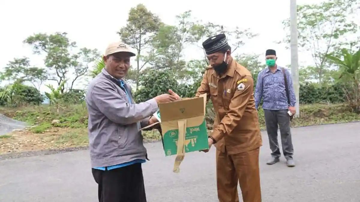 Dewan Masjid Indonesia Sumbang Cairan Pembersih Lantai   