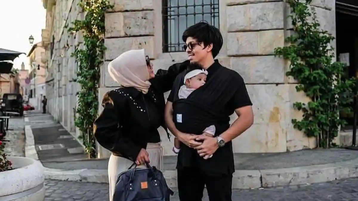 Potret Liburan Aurel Hermansyah dan Atta Halilintar di Italia, Mulai Dalam Pesawat Hingga Naik Bajaj