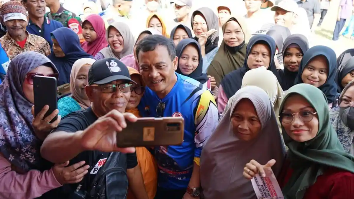 Kunjungi Cilacap, Irjen Pol Ahmad Luthfi Bagi 6.000 Paket Sembako & 500 Sak Semen untuk Masjid