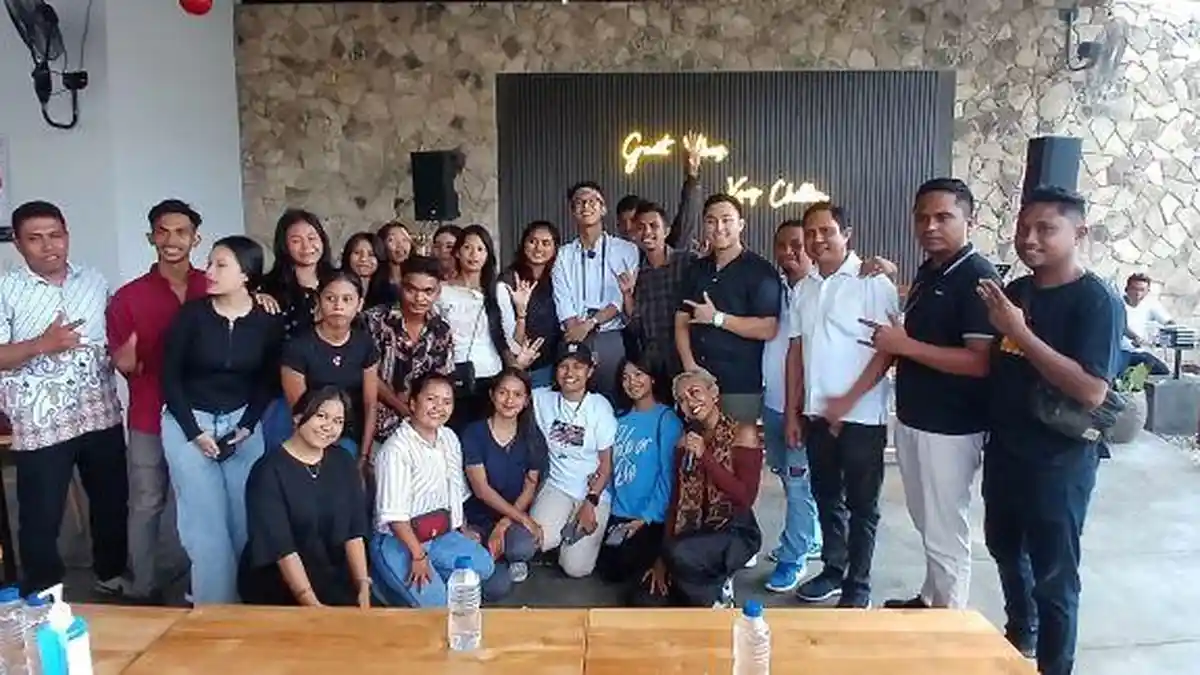 Alam Ganjar Dapat Hadiah Jaket Tenun Harapan Masyarakat Sumba