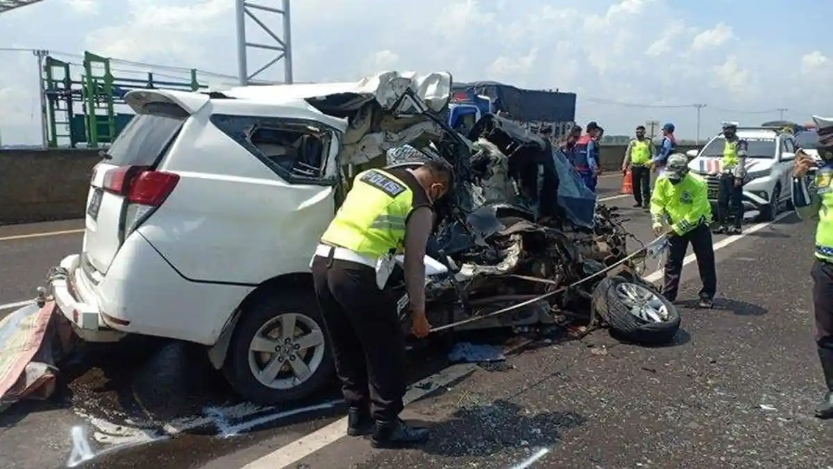'Tolong Om, Tolong Om' Kecelakaan Maut Hari Ini Mobil Ringsek Tabrak Truk, 3 Tewas 1 Patah Kaki