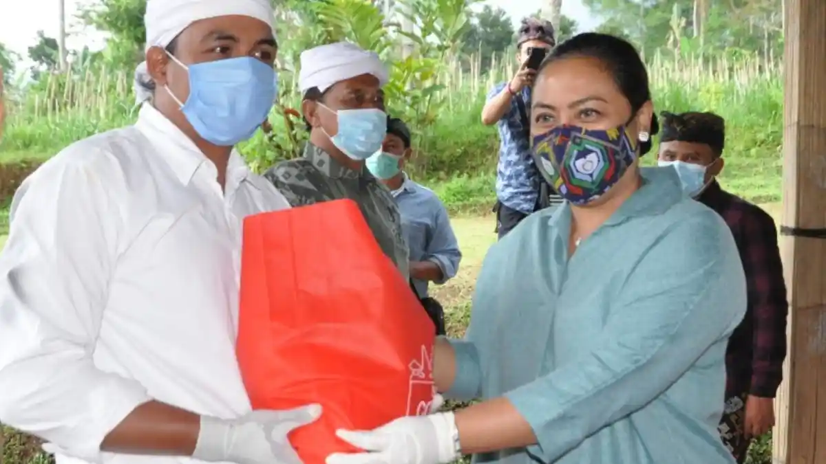 Bupati Eka Serahkan Bantuan Kepada Pemangku dan Pasutri Desa Angseri