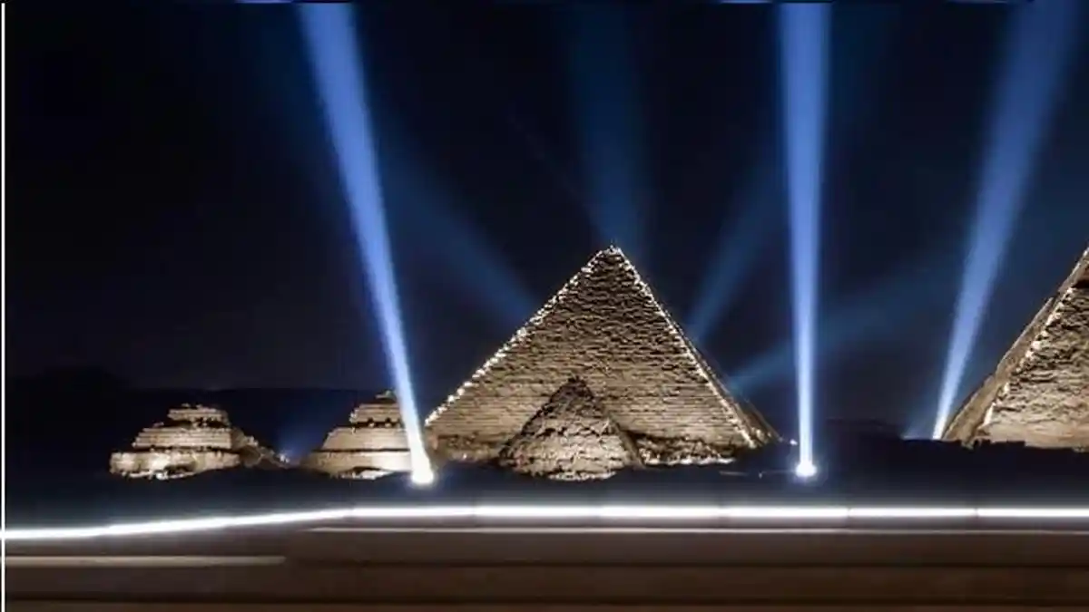 Rumah Mode Paris Dior Gelar Pertunjukan Spektakuler di Piramida Giza Kuno Mesir