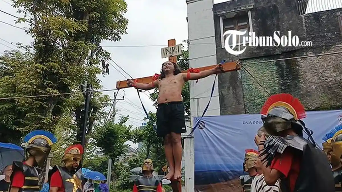 Potret Prosesi Jalan Salib di GSJA Imanuel Boyolali, Berlangsung Hikmat Meski Gerimis 