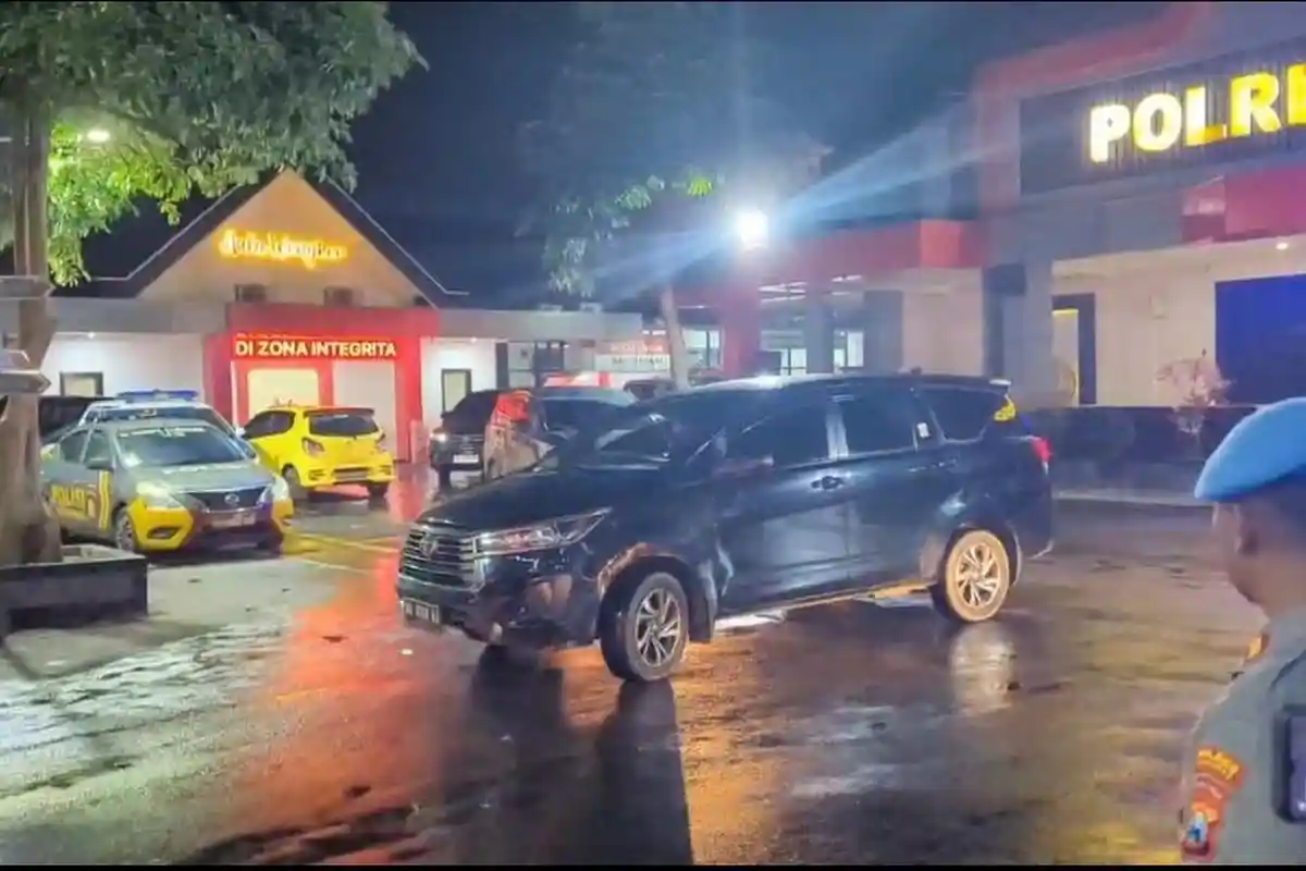 Mobil Penyidik KPK Tinggalkan Mapolres Ponorogo, Bupati Sugiri Sancoko Dibawa ke Jakarta