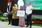 Gubernur Jatim Khofifah Salurkan Sapa Bansos Rp 7,2 Miliar di Lamongan