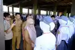 Bupati-Gowa-Husniah-Talenrang-saat-meninjau-proses-seleksi-paskibra.jpg