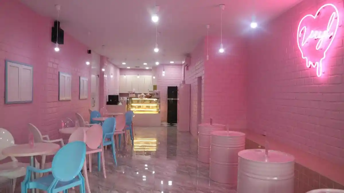 Usung Nuansa Pink, Suasana Cafe ini Cewek Banget