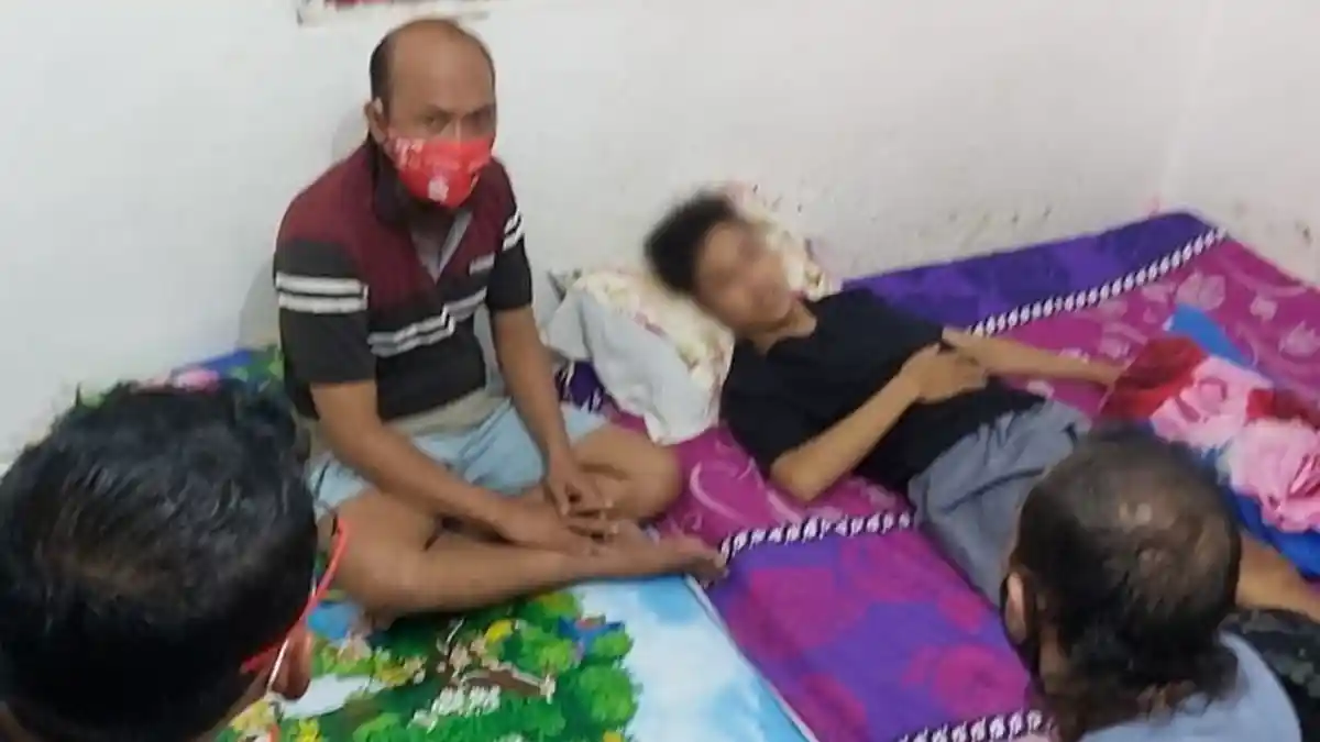 Remaja Terluka Berlari Selamatkan Diri, Dibacok Gerombolan Geng Motor saat Sedang Beli Rokok