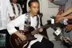 Jokowi Tunjukan Gitar Bass Metallica