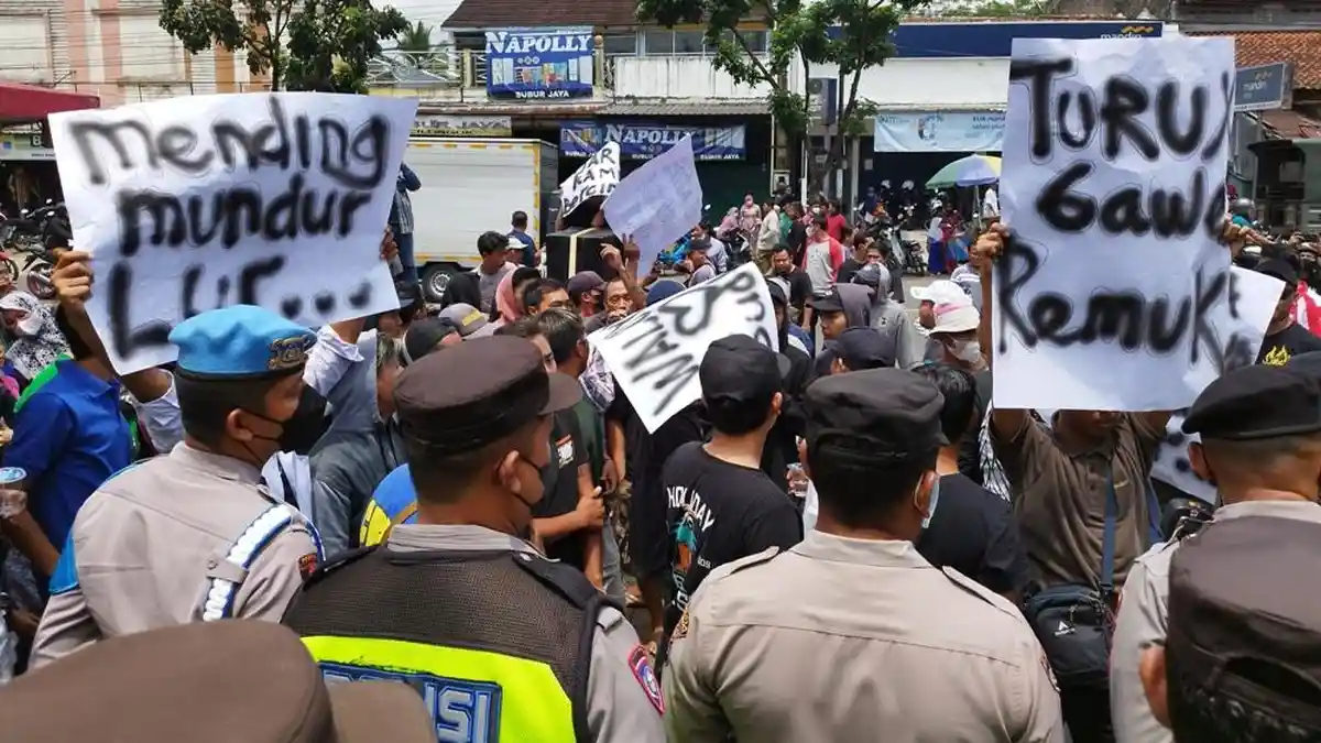 Diduga Selingkuh, Kades Waluyo Didemo Ratusan Warga Cilongok Banyumas, Dituntut Mundur