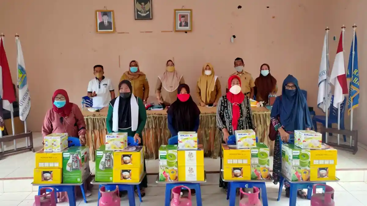 10 Kelompok Usaha Perempuan di Kelurahan Inabonto 1 Terima Bantuan dari DP3A Bolmong