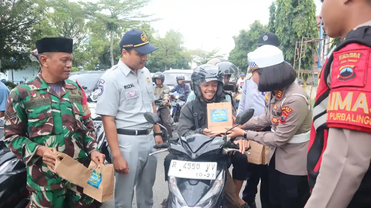 Pengendara Tertib Lalu Lintas dapat Takjil Berbuka Puasa dari Polres Purbalingga 