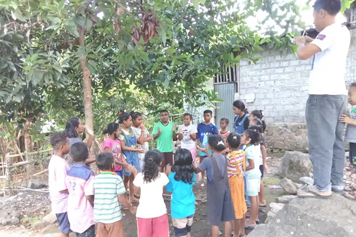 Senyum dan Tawa Anak-anak Desa Puor Dalam Kelas Belajar Bahasa Inggris Taman Daun Lembata