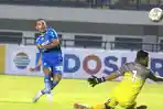 Pemain-Persib-Bandug-Ezra-Walian-mencetak-gol.jpg