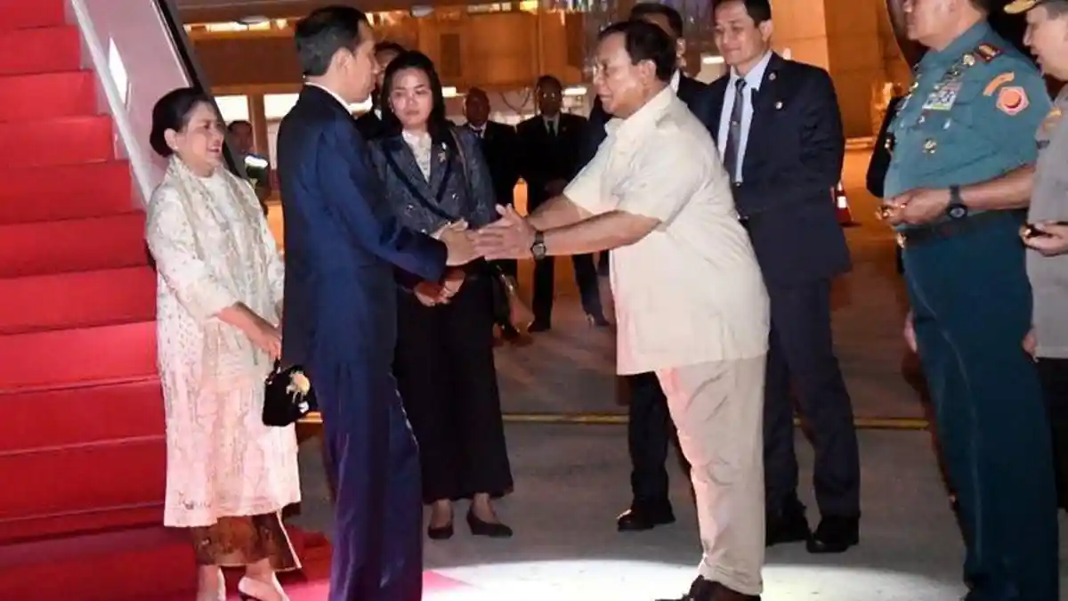 Prabowo Sambut Kedatangan Jokowi di Bandara Soekarno-Hatta Dini Hari Tadi