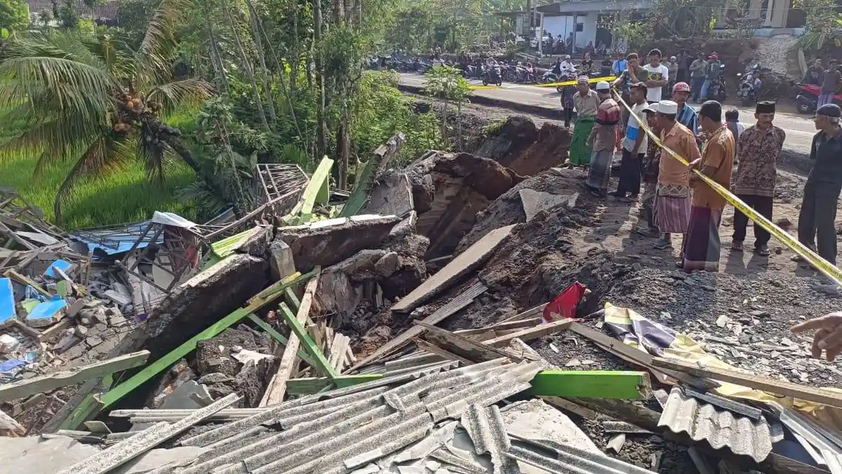 TRAGIS! Rumah Warga Lumajang Mendadak Ambruk saat Penghuni Tidur, 1 Tewas