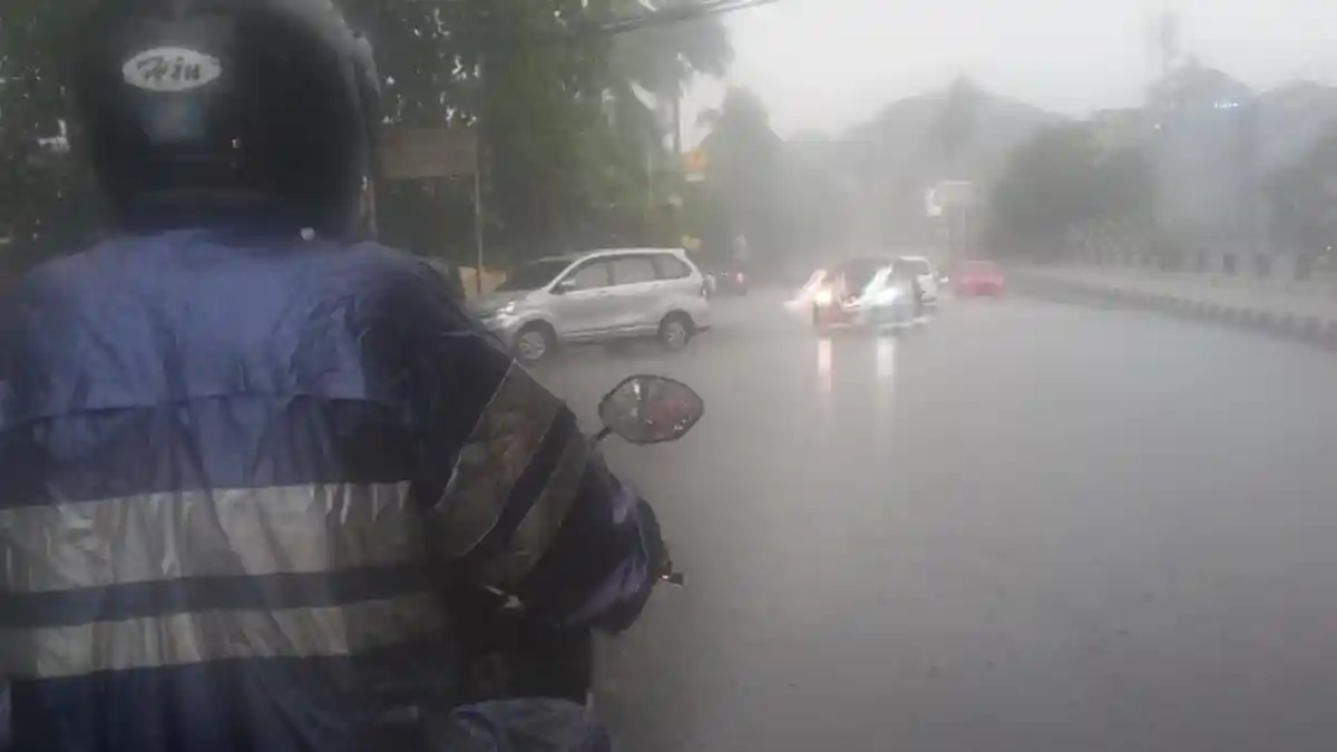 Tips Berkendara Motor saat Musim Hujan, Ini Teknik Cara Pengereman Agar Tak Celaka