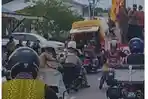 Sigap, Personel Polsek Putussibau Utara Bantu Warga yang Kendaraannya Mogok saat Pawai Gawai Dayak