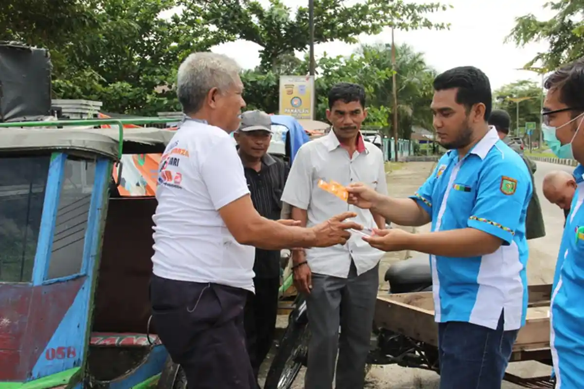 Cegah Corona, KNPI Subulussalam Bagikan Hand Sanitizer dan Suplemen untuk Abang Becak dan Buruh