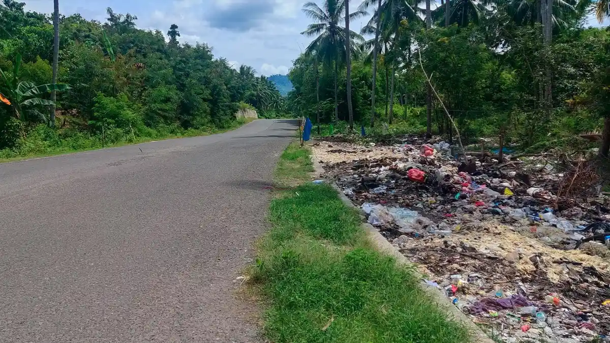 Sampah Menumpuk di Perbatasan Desa Mohungo dan Desa Pentadu Timur, Warga Resah