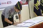 KAkanim-Imigrasi-Polman-Adhitia-P-Barus-menandatangani-komitmen-integritas.jpg