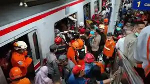 Kronologi-Kecelakaan-Kereta-di-Bekasi-Timur-7-Tewas-Ada-yang-Masih-Terjepit-dan-13-Jadwal-KA-Batal.jpg