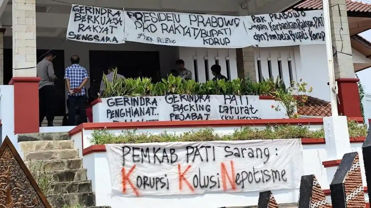 Kecewa Partai Gerindra Batal Usulkan Pemecatan Sudewo, MPB Penuhi DPRD Pati dengan Spanduk Kritik