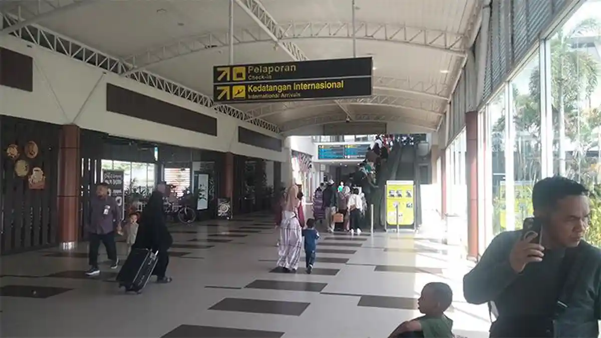 Pasca Dugaan OTT di Kuansing Situasi Bandara Pekanbaru Belum Terlihat Ada Pejabat Dibawa - Tribunpekanbaru.com