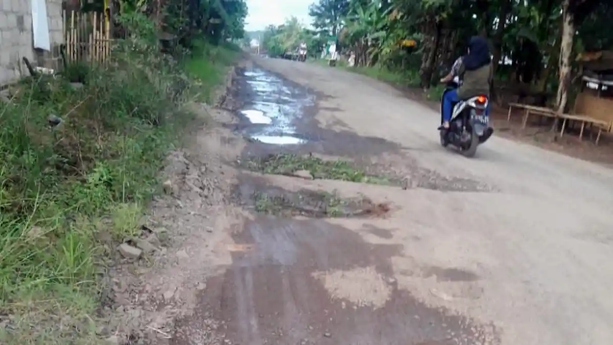 Jalan Penghubung Candipuro-Sidomulyo Rusak Parah, Warga Lampung Selatan Berharap Ada Perbaikan