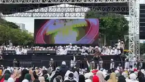 panggung-utama-dalam-acara-Reuni-212-yang-digelar-di-Monas-Senin-2122024.jpg