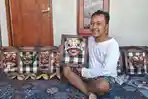 Nyoman-Sudiarta-menunjukkan-karya-Recycle-Mask-miliknya-Karya-daur-ulang-sampah-plastik.jpg