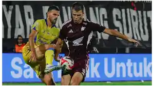 2026-05-21-Striker-PSM-Makassar-Luka-Cumic-berebut-bola-dengan-bek-Persib-Bandung.jpg