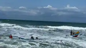 Gagal-Menepi-Perahu-Nelayan-Terbalik-Dihantam-Ombak-di-Pantai-Bantul.jpg