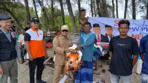 menyerahkan-bantuan-jaring-kepada-nelayan-pukat-darat.jpg