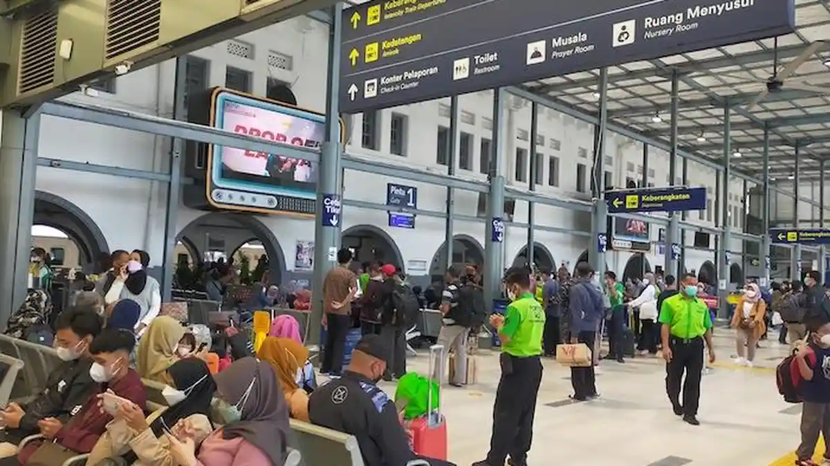 Sebanyak 17.200 Penumpang Kereta Api Berangkat Mudik Lebaran dari Stasiun Pasar Senen