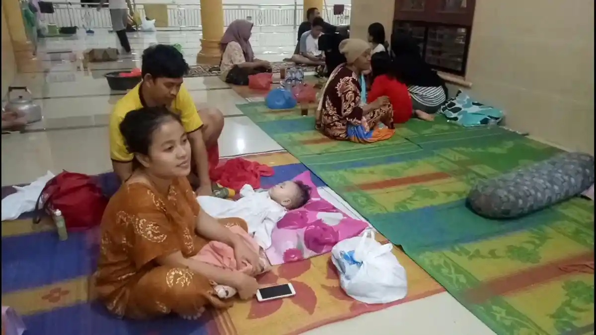 WARGA Jalan Bajak III Bermalam di Masjid, Pasrah Rumah dan Perabotannya Terendam Banjir