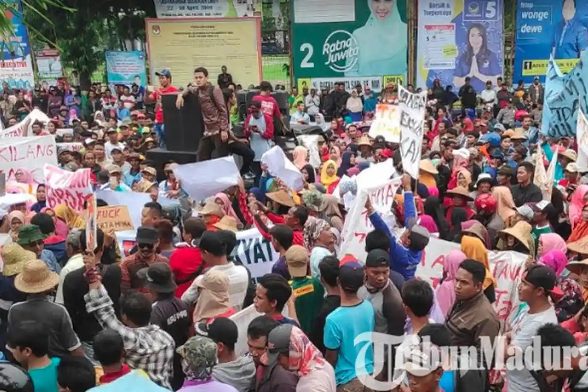 BREAKING NEWS - Tolak Pembangunan Kilang Minyak Pertamina-Rosneft, Warga 6 Desa di Tuban Unjuk Rasa