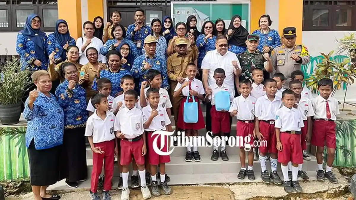 Launching Makan Bergizi Gratis di SDN 15, Wali Kota Sorong Ajak Guru-Wali Murid Sukseskan Program