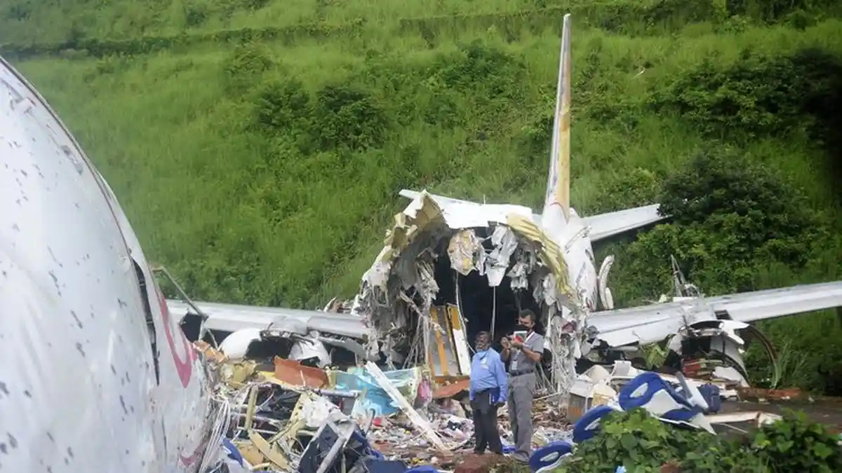 Hujan Badai, Pesawat Jatuh dan Terbagi Dua, 18 Orang Meninggal