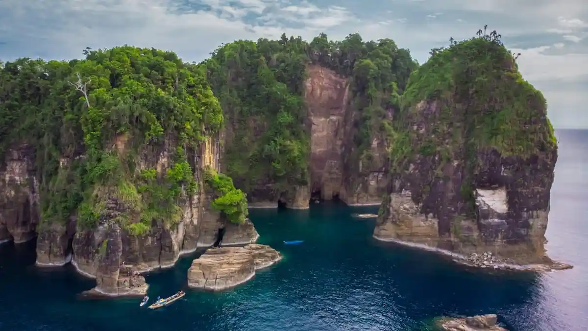 Indahnya Tebing Mari Poroco dan Air Terjun Kahatola di Halmahera Barat